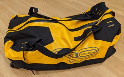Reisetasche mit Rollsystem und gepolsterten Schulterträgern (110l)